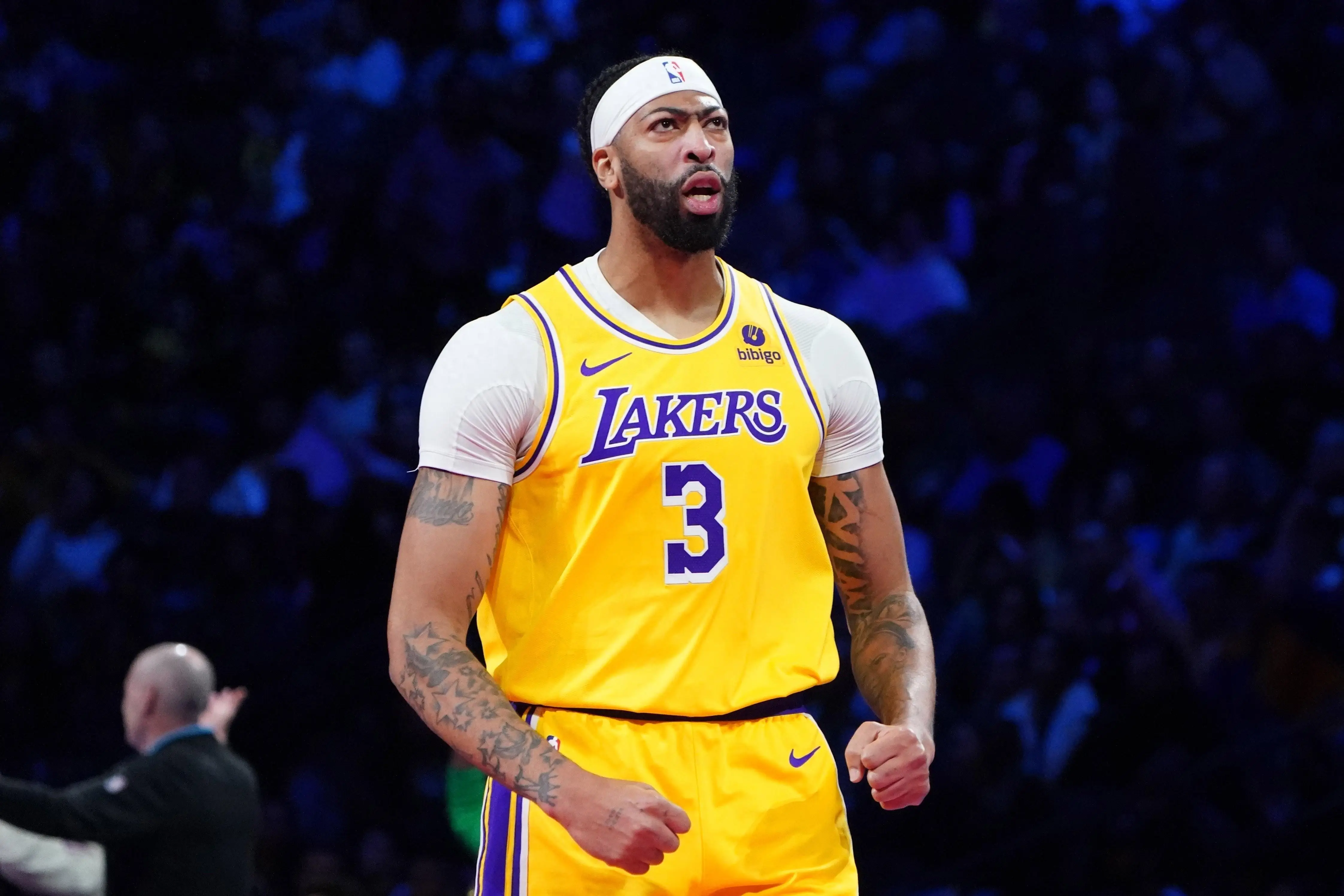 败北首场状态出色，雄鹿观众沸腾！，浓眉哥重返赛场全场沸腾不已(月半猫图片梦奇恶搞浓眉大眼的图片)